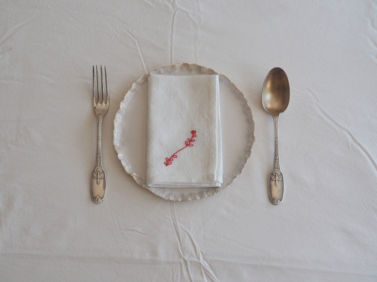 Serviette aux roses brodées