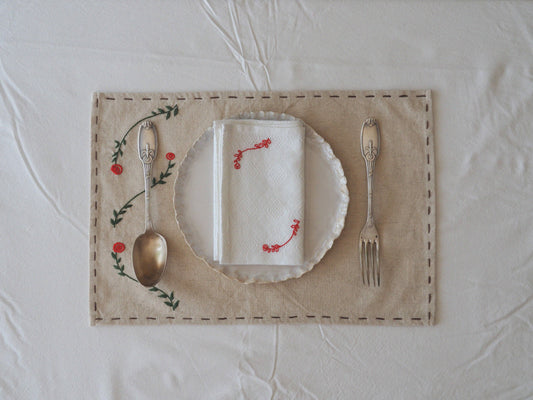 Sets de table brodés à la main avec des roses