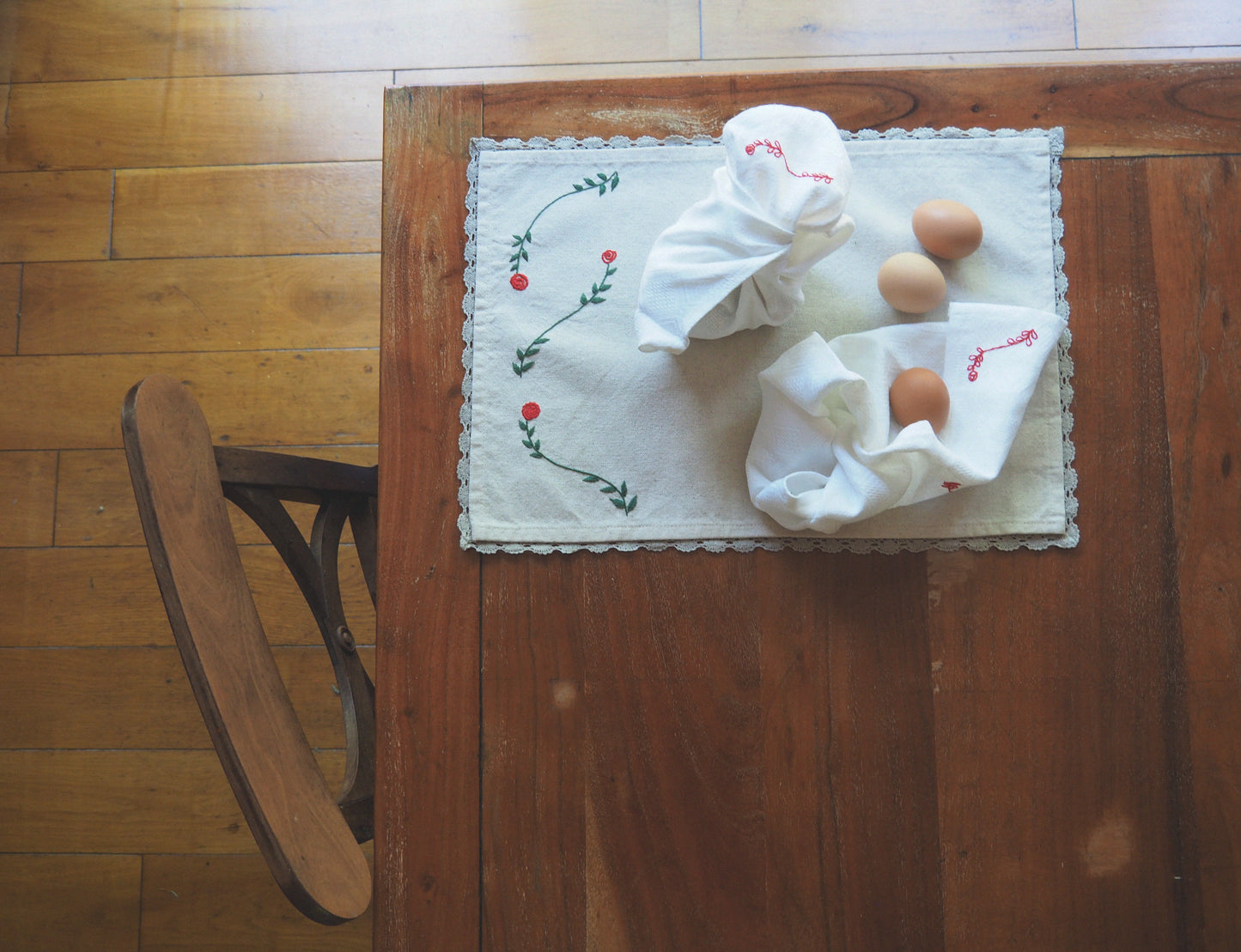 Serviette aux roses brodées