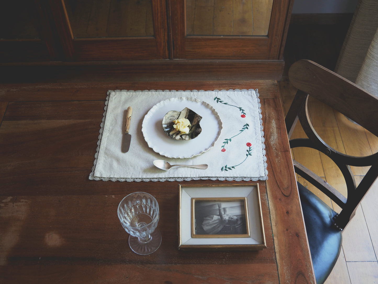 Set de table brodé à la main avec roses et bordure en dentelle de lin