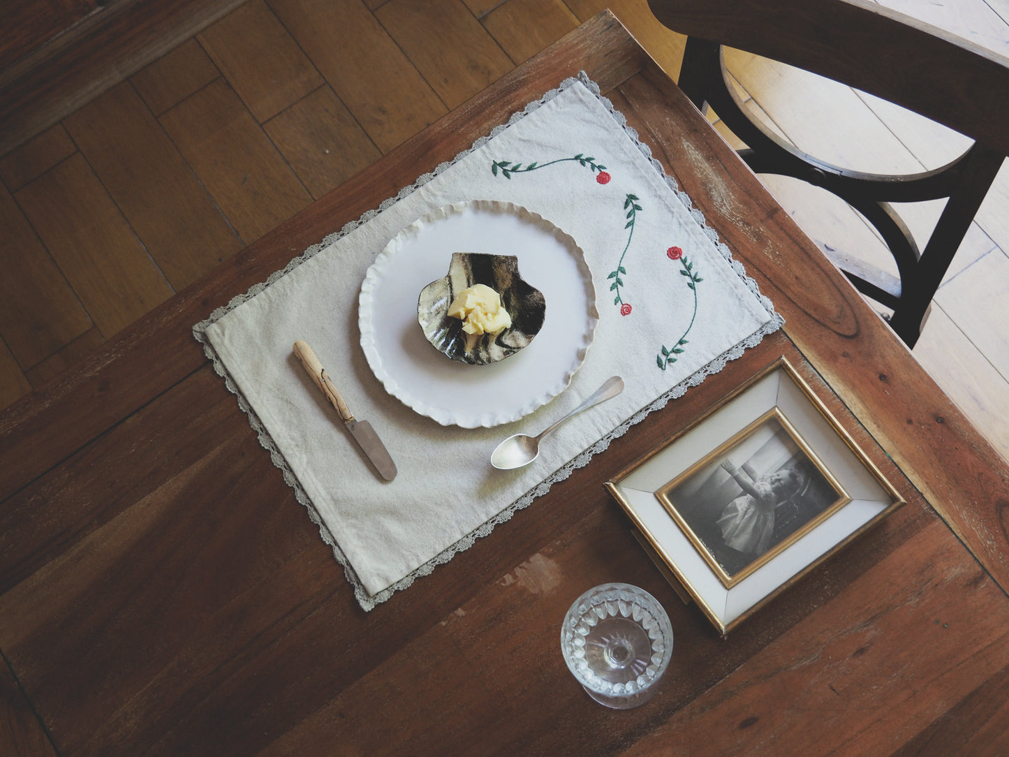 Set de table brodé à la main avec roses et bordure en dentelle de lin