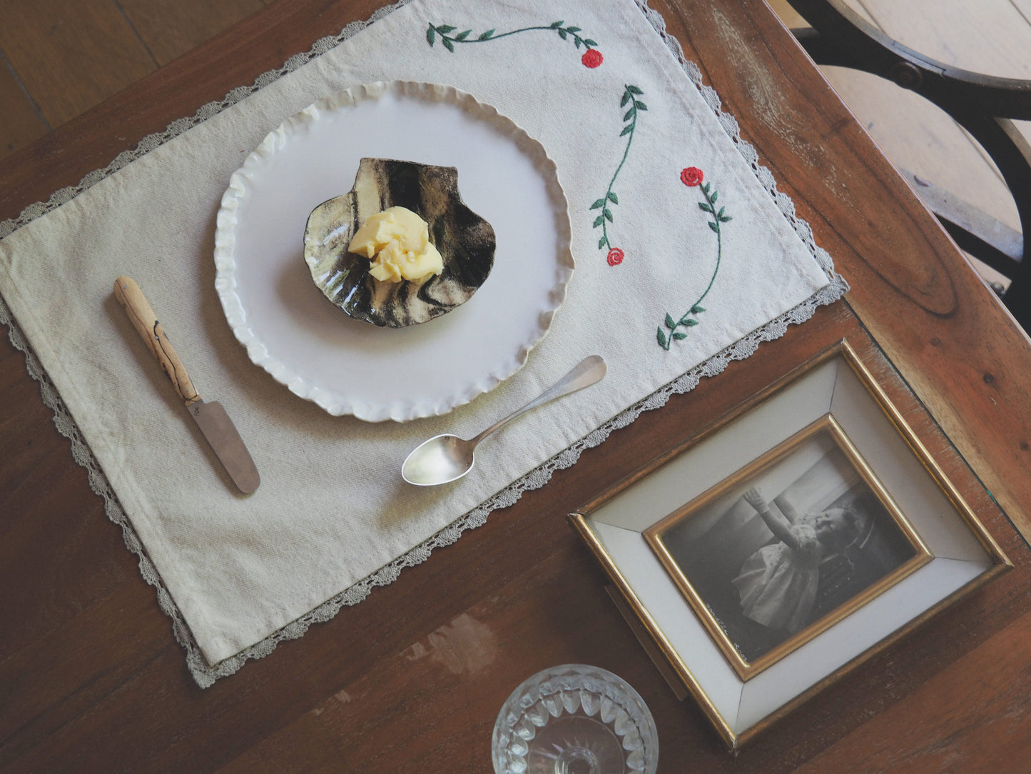 Set de table brodé à la main avec roses et bordure en dentelle de lin