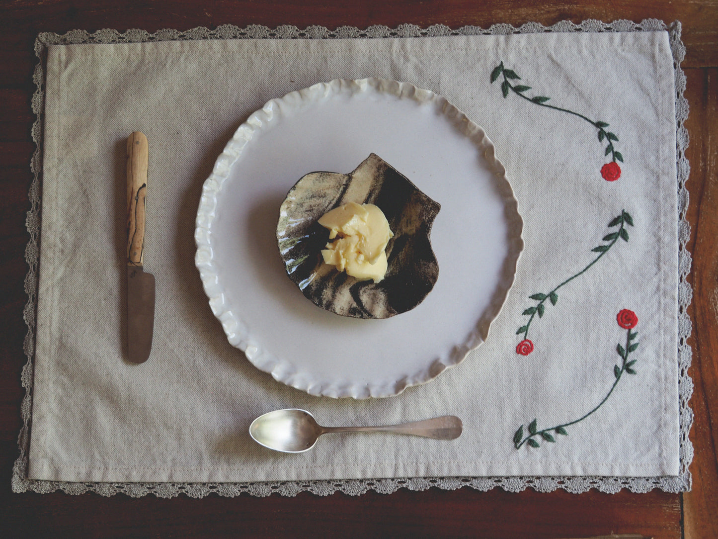 Set de table brodé à la main avec roses et bordure en dentelle de lin