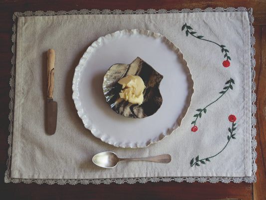 Set de table brodé à la main avec roses et bordure en dentelle de lin