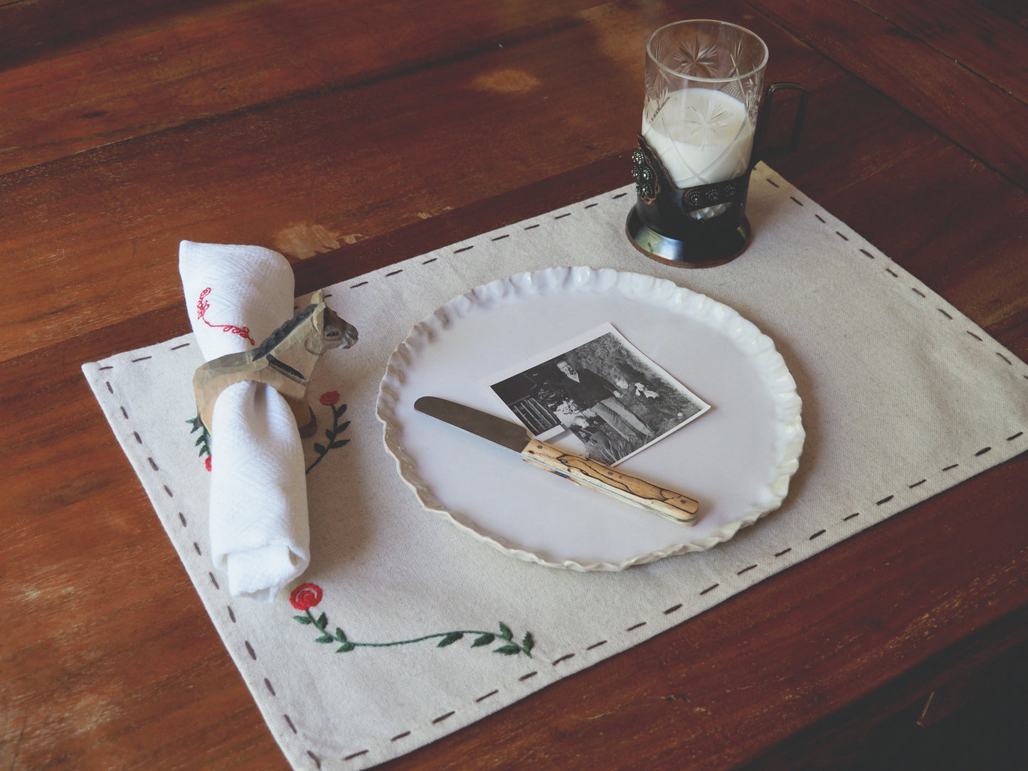 Sets de table brodés à la main avec des roses