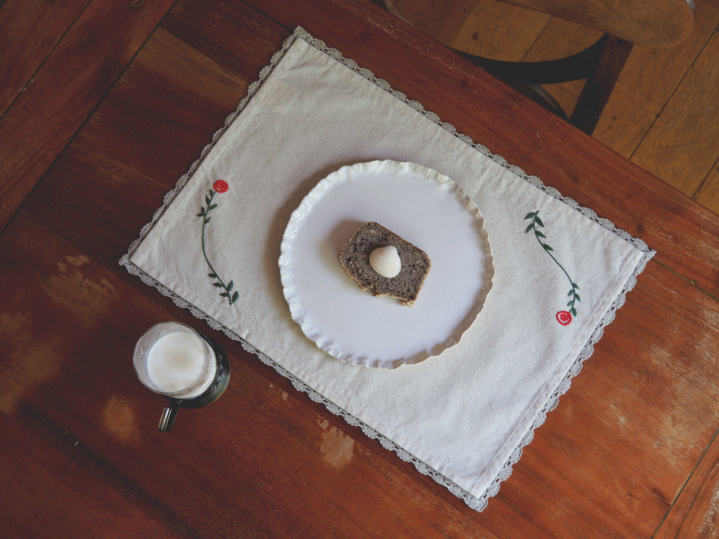 Set de table brodé à la main avec roses et bordure en dentelle de lin