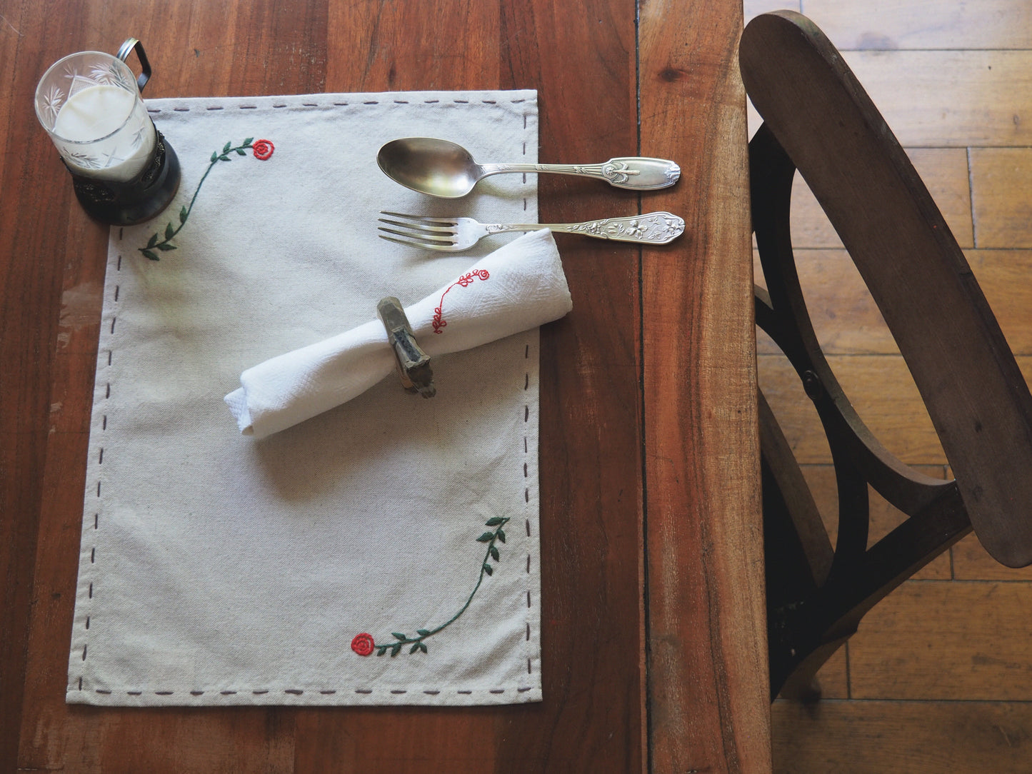 Sets de table brodés à la main avec des roses