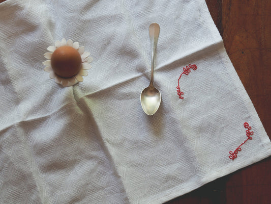 Serviette aux roses brodées