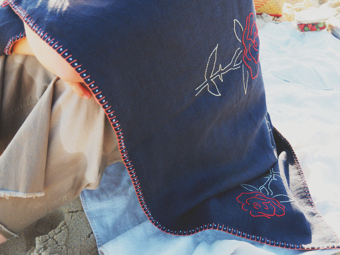 Roses de la Nuit Decorative Throw