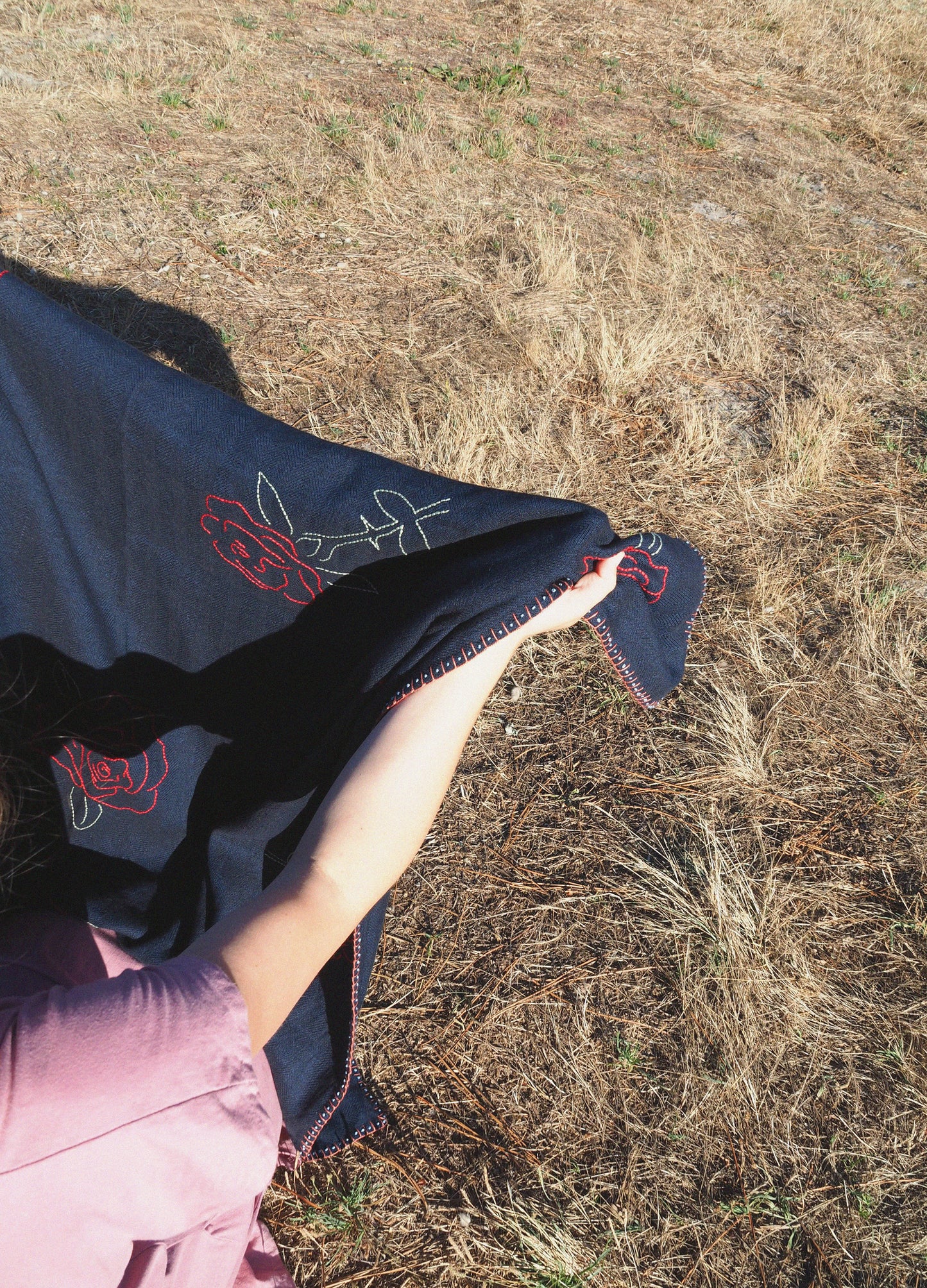Roses de la Nuit Decorative Throw