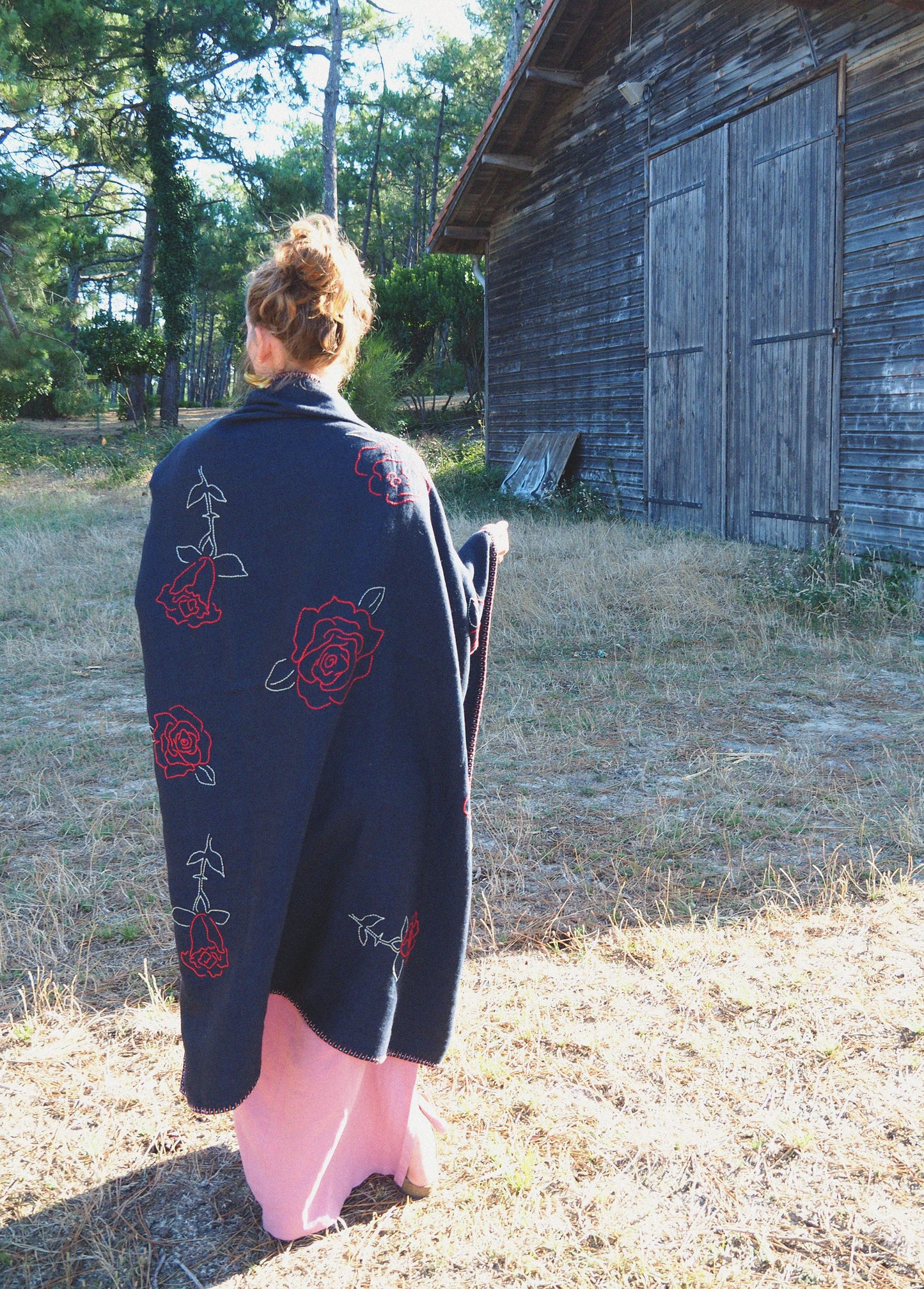 Roses de la Nuit Decorative Throw