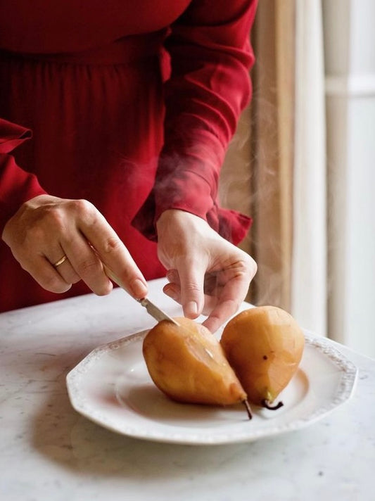 Pears with chocolate under a nut crumble