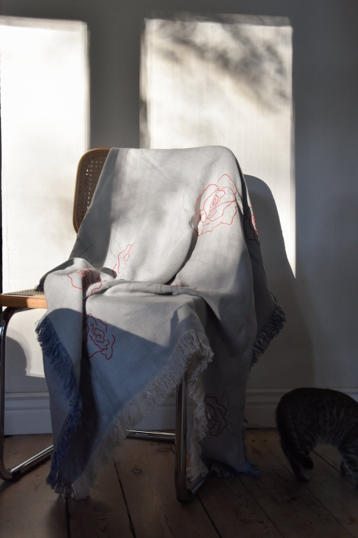 Roseraie Claire Decorative Throw