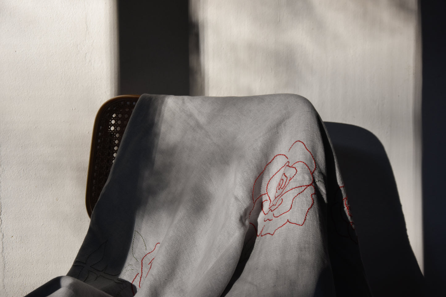 Roseraie Claire Decorative Throw