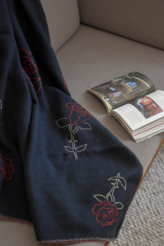 Roses de la Nuit Decorative Throw