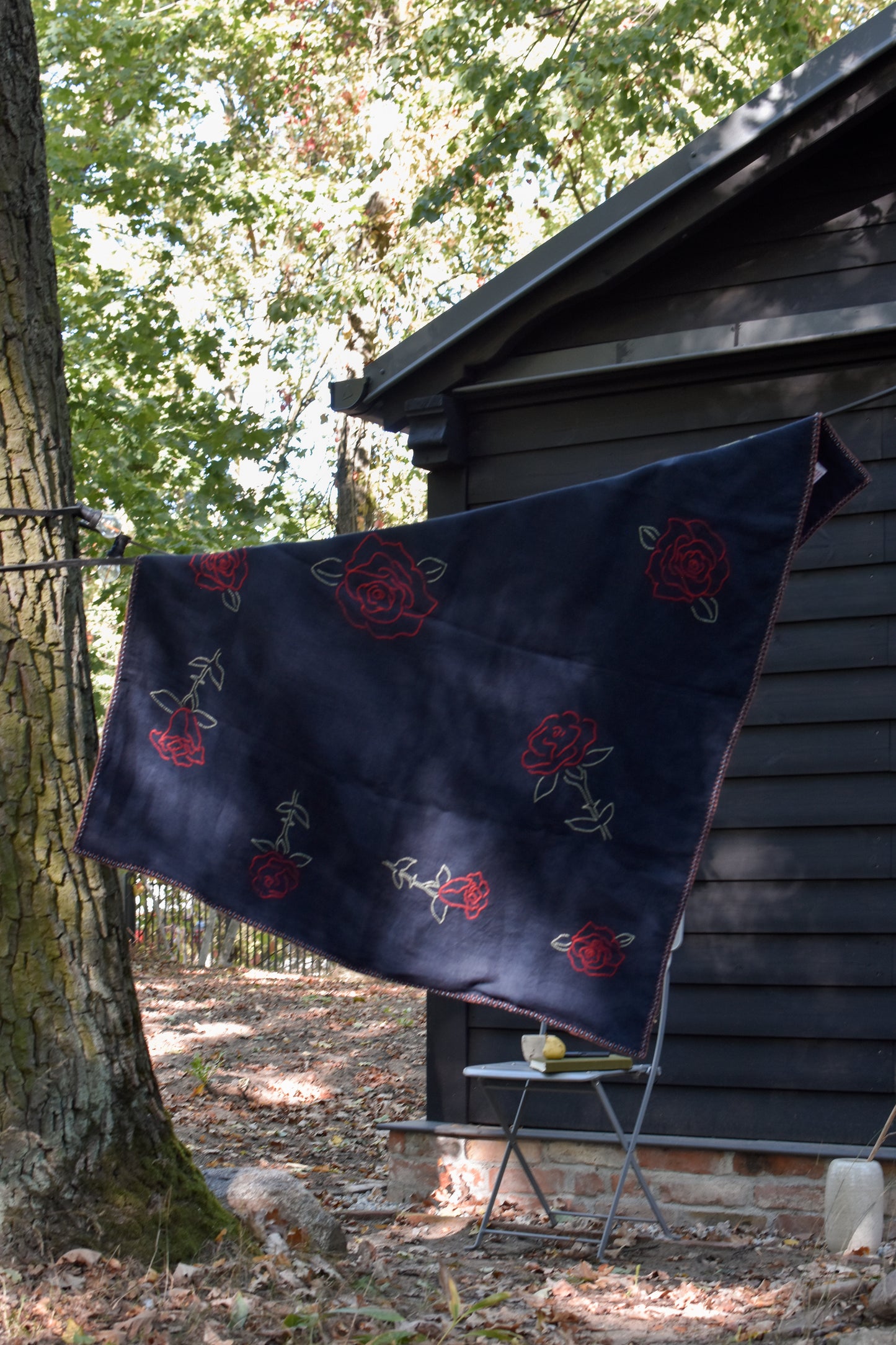 Roses de la Nuit Decorative Throw