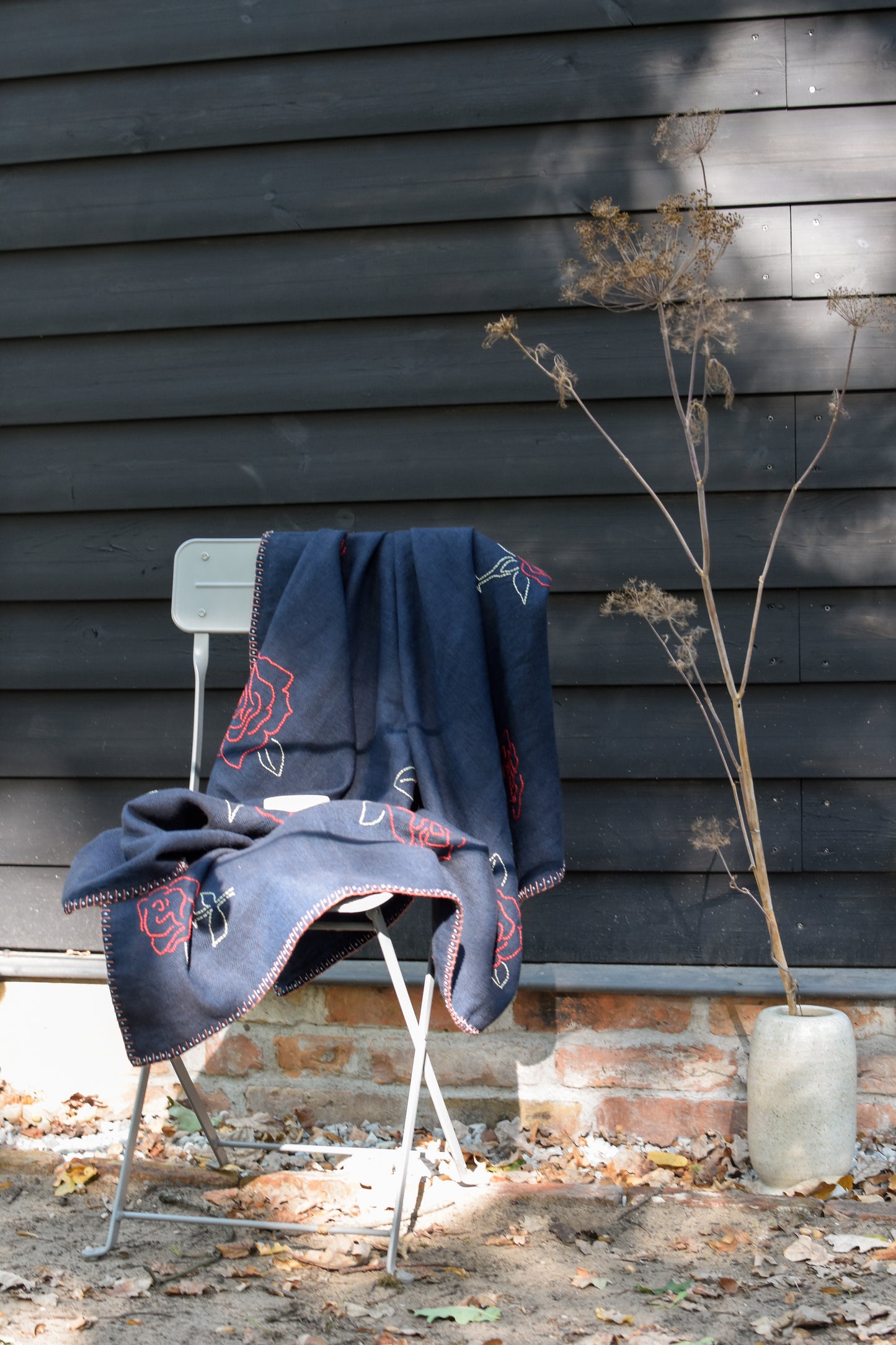 Roses de la Nuit Decorative Throw