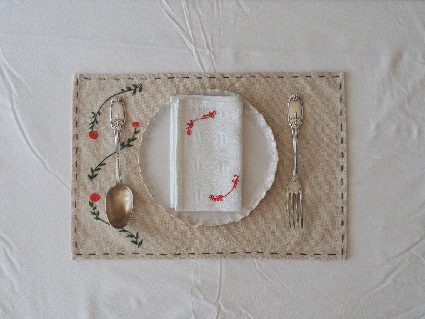 Sets de table brodés à la main avec des roses 