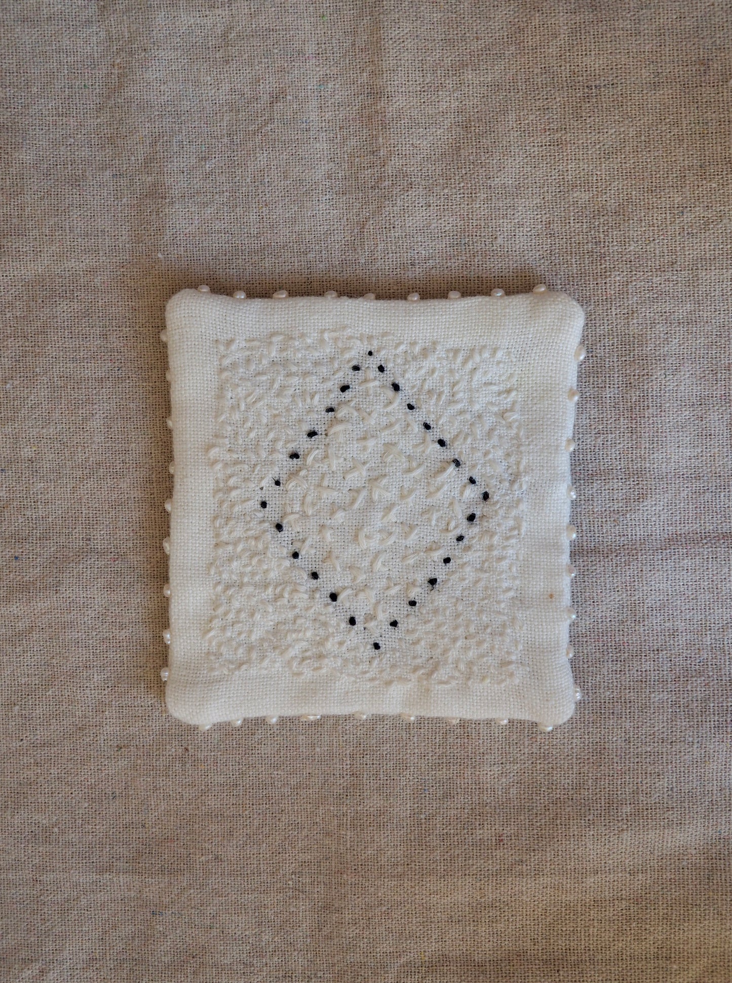 Petits rituels N°3 - sous-verre textile brodé
