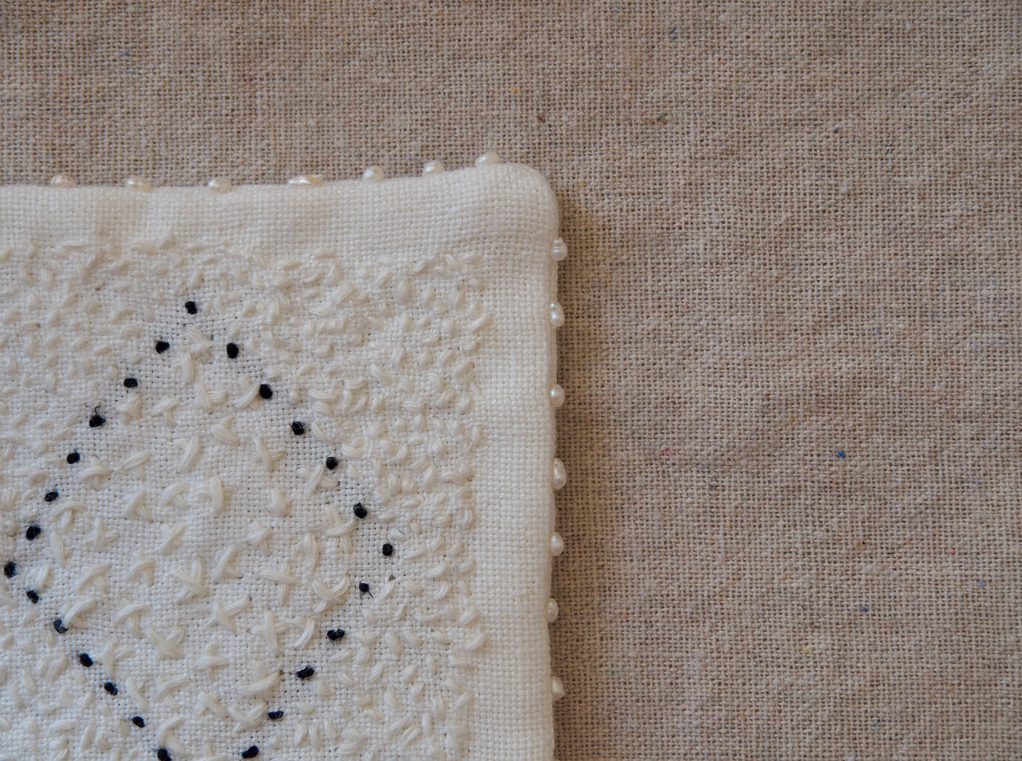 Petits rituels N°3 - sous-verre textile brodé