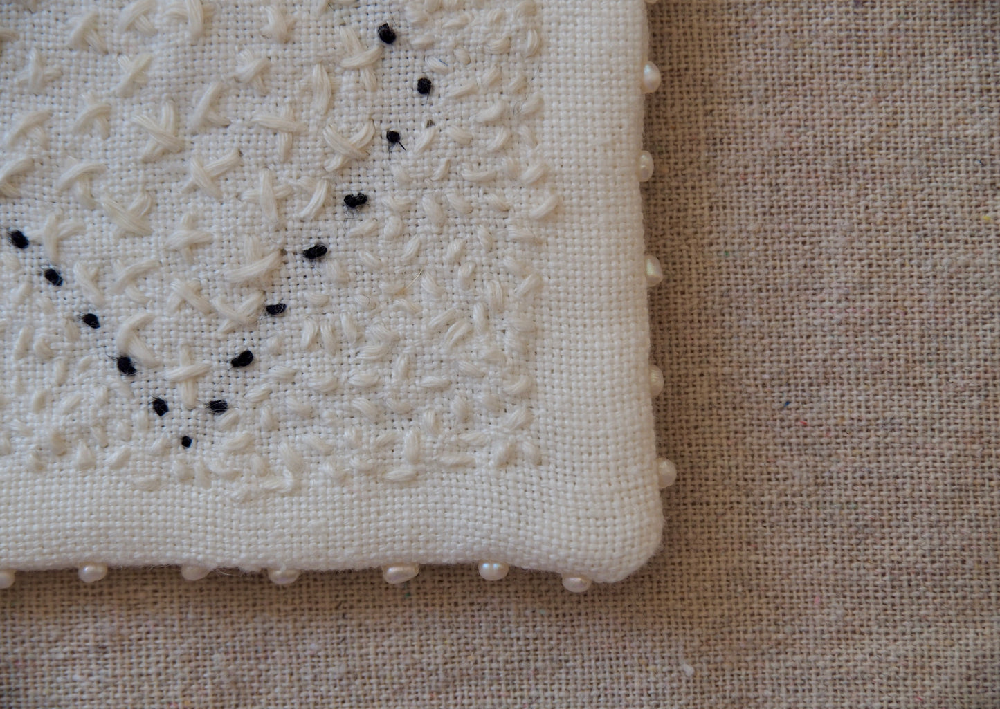 Petits rituels N°3 - sous-verre textile brodé