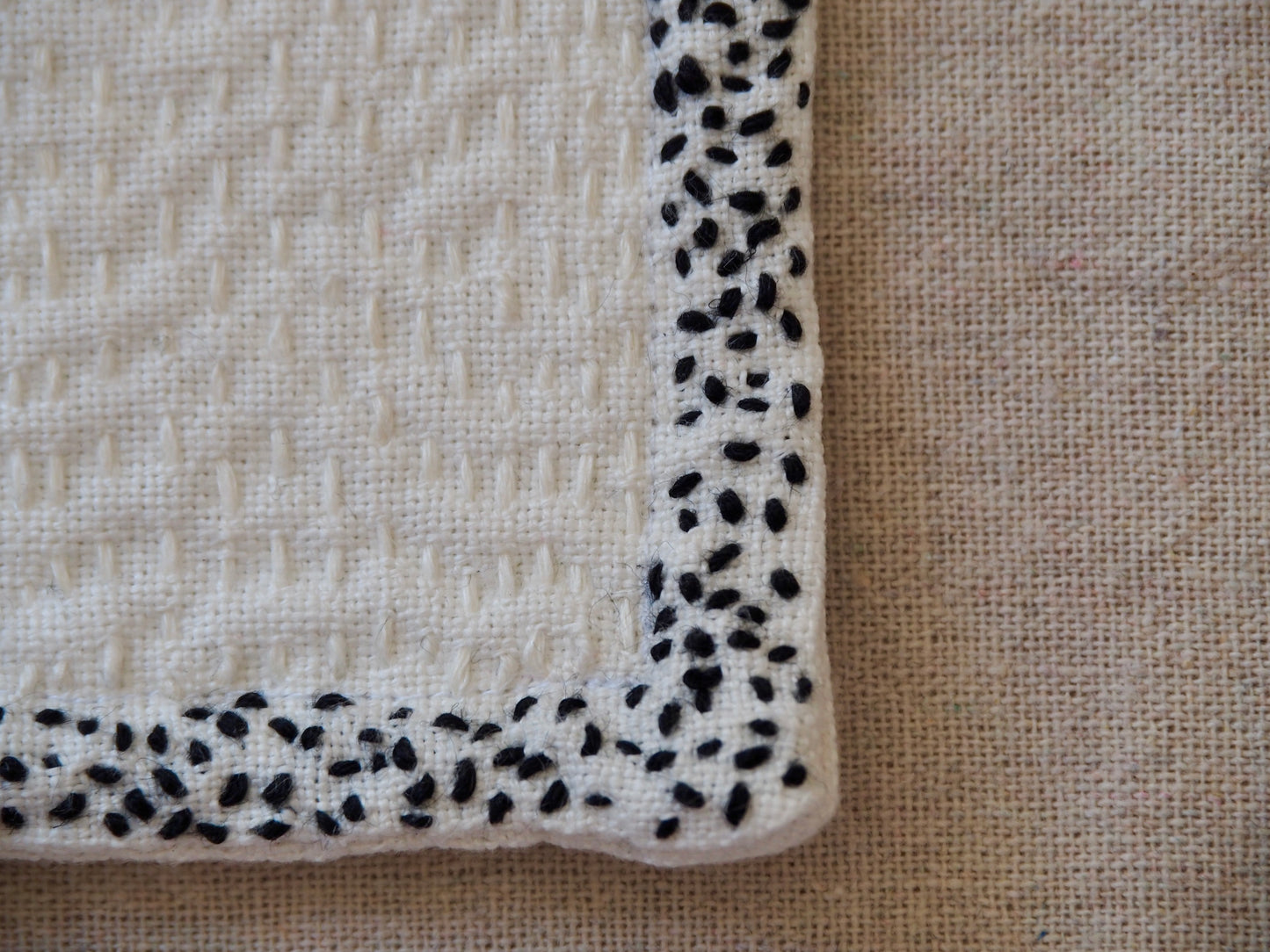 Petits rituels N°4 - sous-verre textile brodé