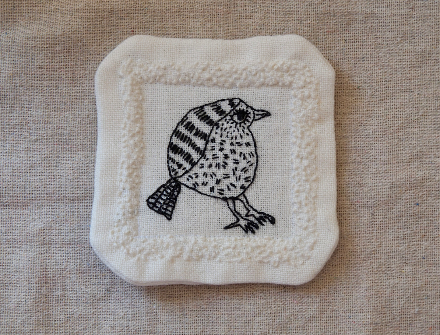 Petits rituels N°1 - sous-verre textile brodé