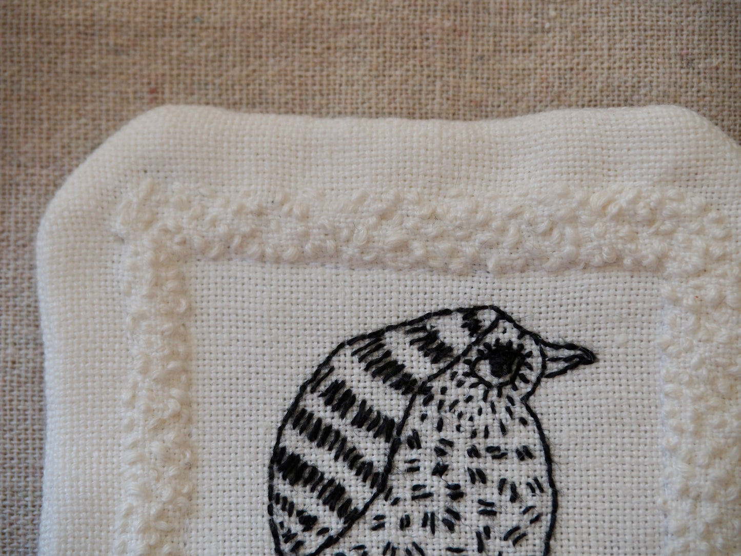 Petits rituels N°1 - sous-verre textile brodé