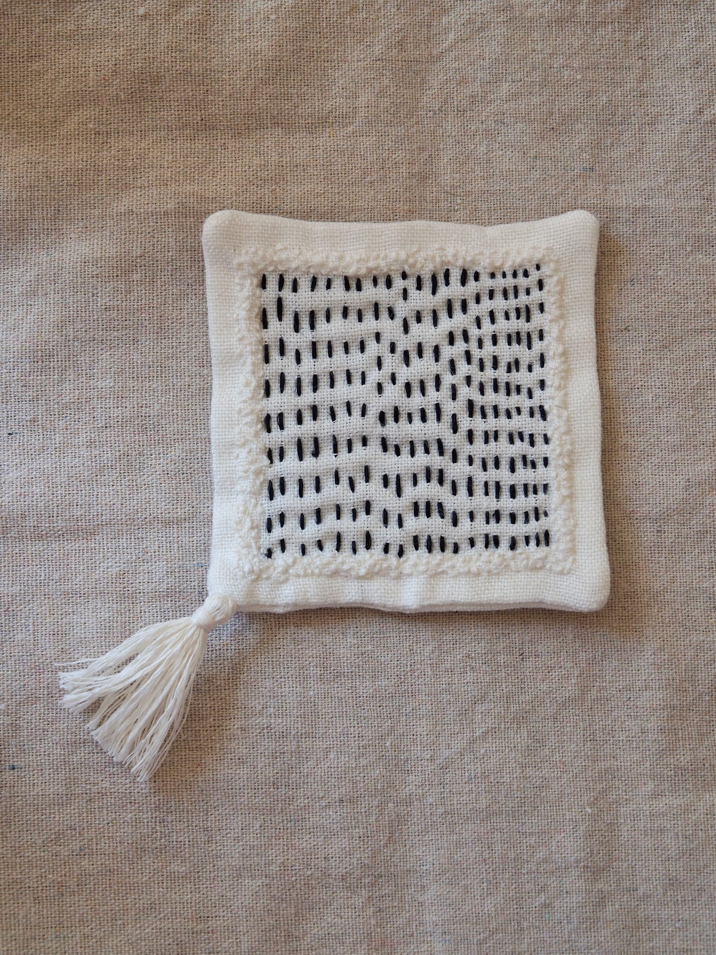 Petits rituels N°2 - sous-verre textile brodé