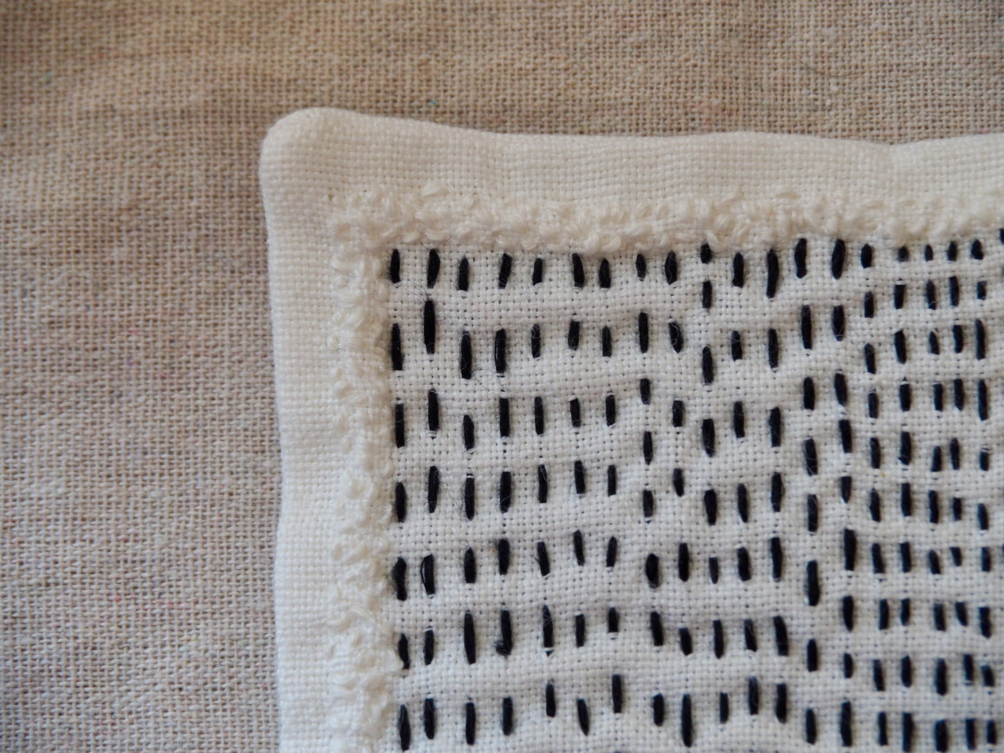 Petits rituels N°2 - sous-verre textile brodé
