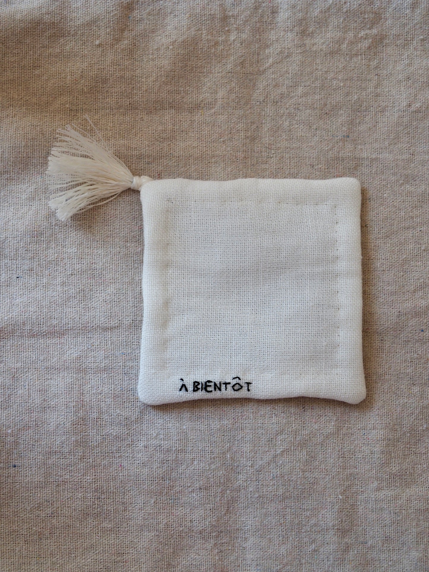 Petits rituels N°2 - sous-verre textile brodé