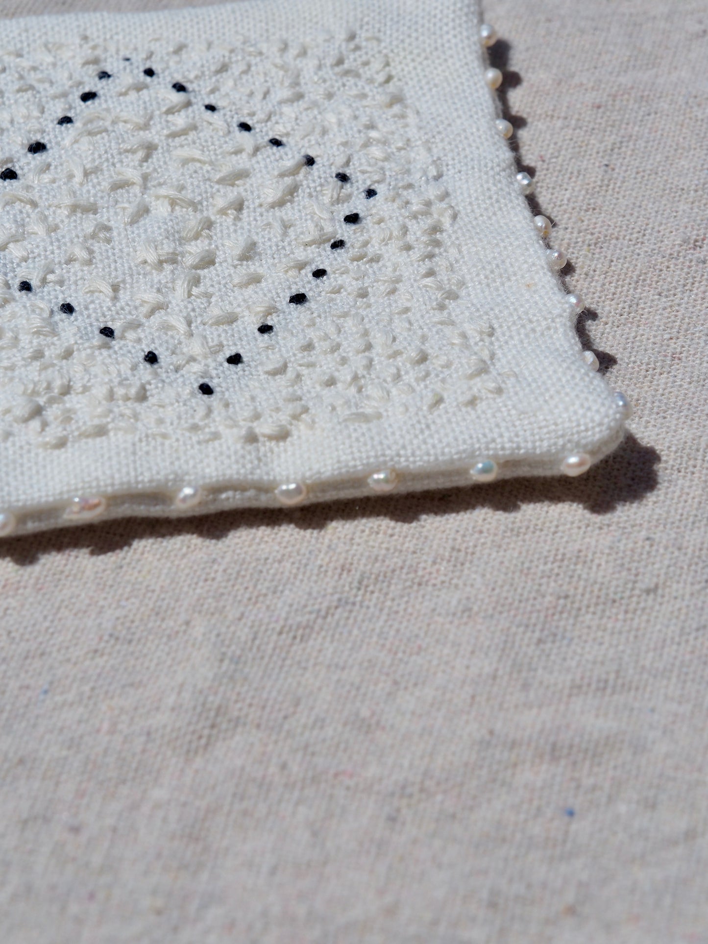 Petits rituels N°3 - sous-verre textile brodé
