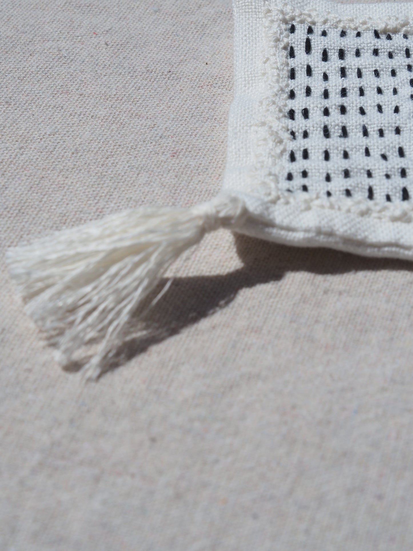 Petits rituels N°2 - sous-verre textile brodé