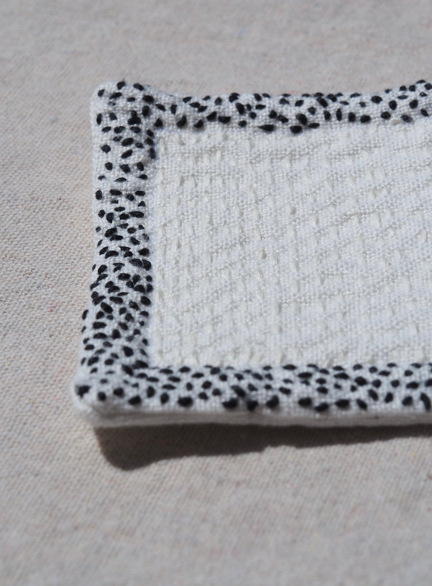 Petits rituels N°4 - sous-verre textile brodé