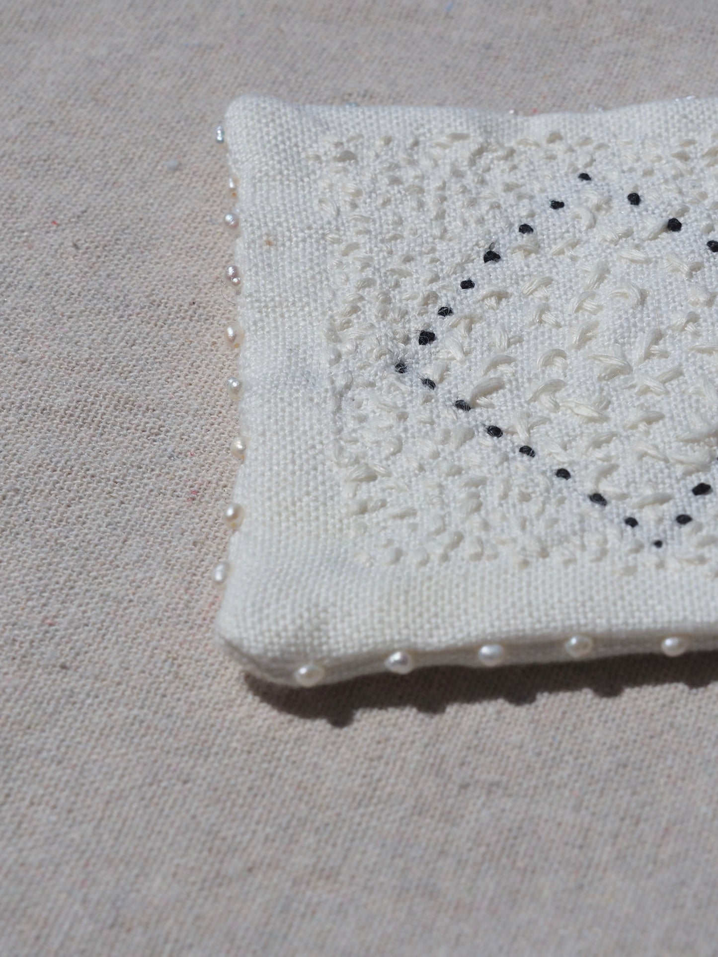 Petits rituels N°3 - sous-verre textile brodé