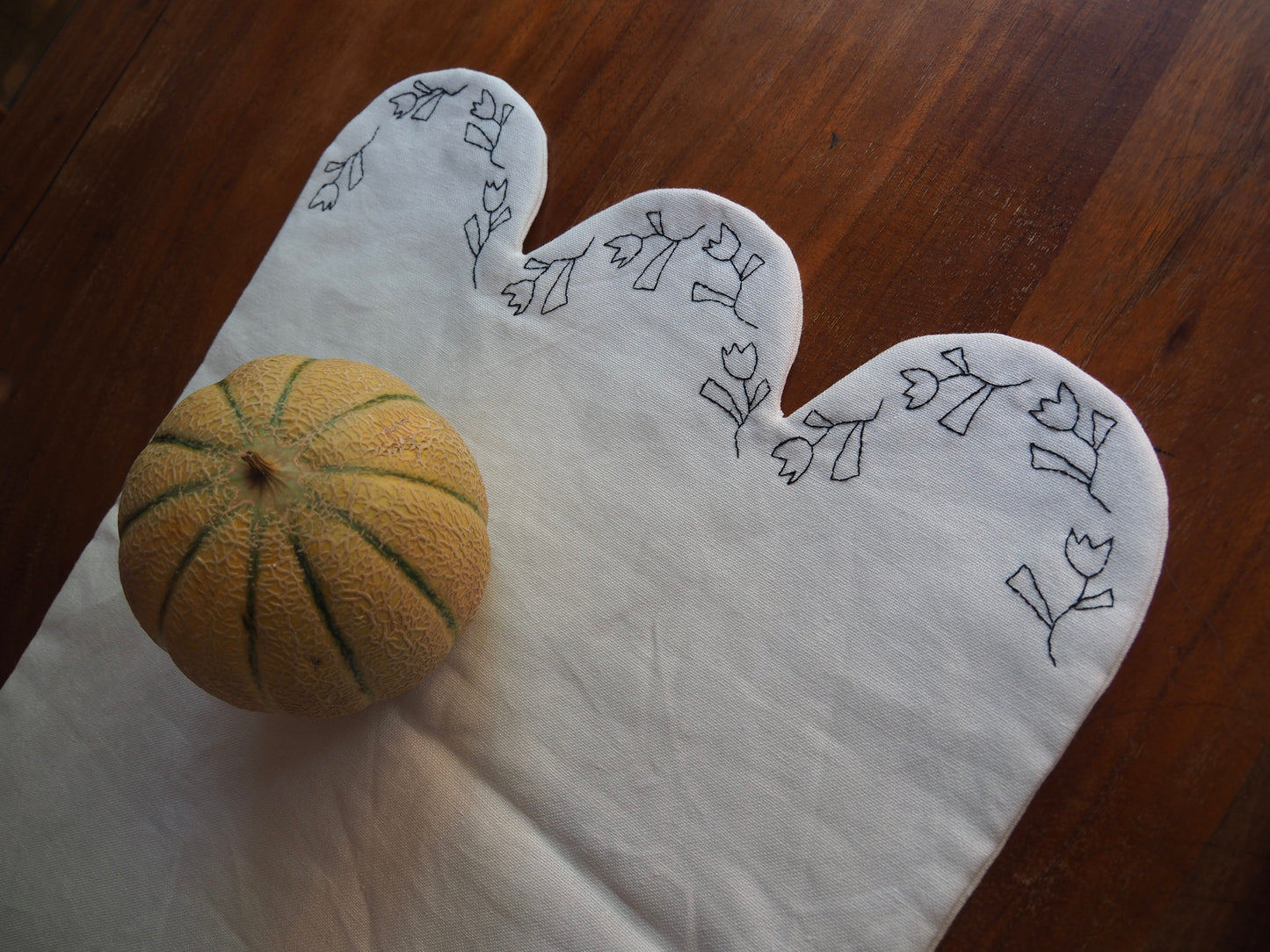 Les Vagues Fleurs Linen Table Runner