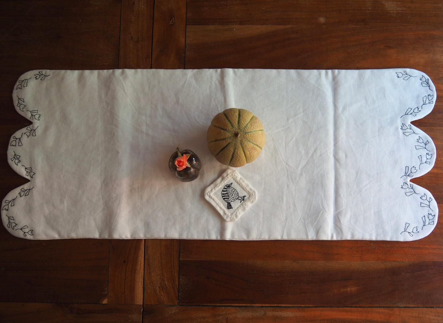 Les Vagues Fleurs Linen Table Runner