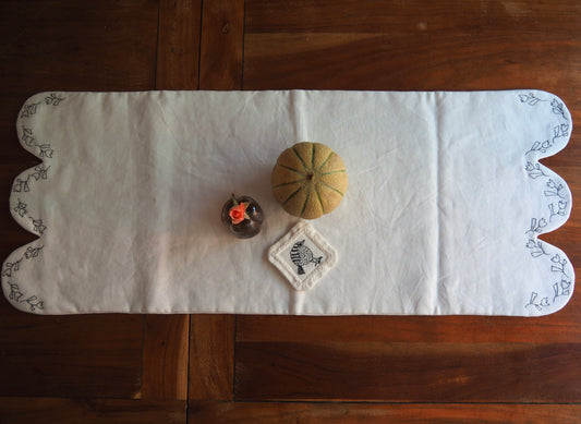 Les Vagues Fleurs Linen Table Runner