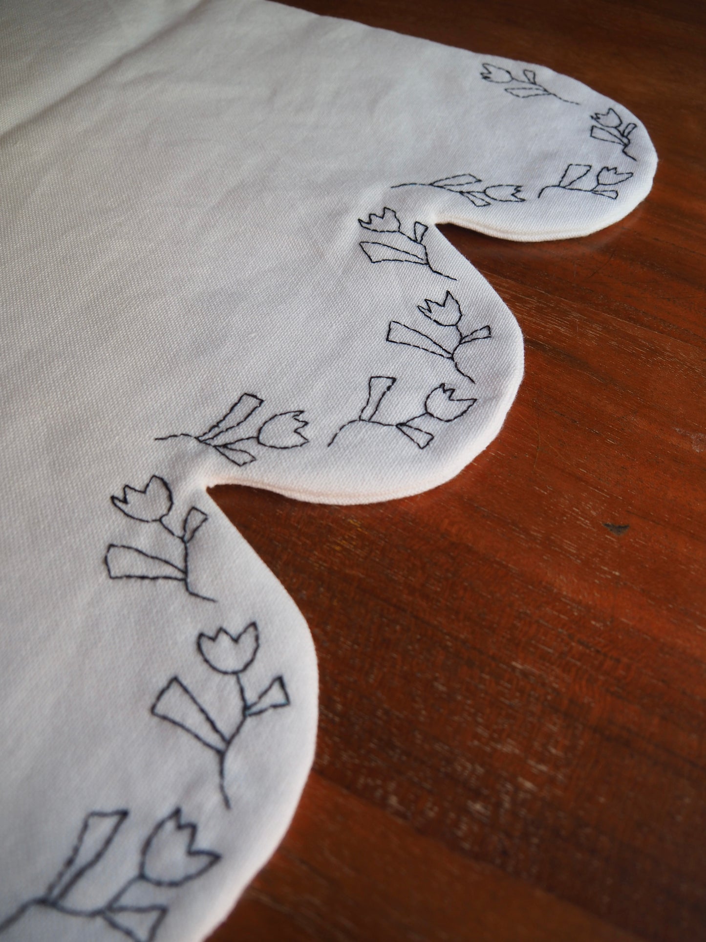 Les Vagues Fleurs Linen Table Runner