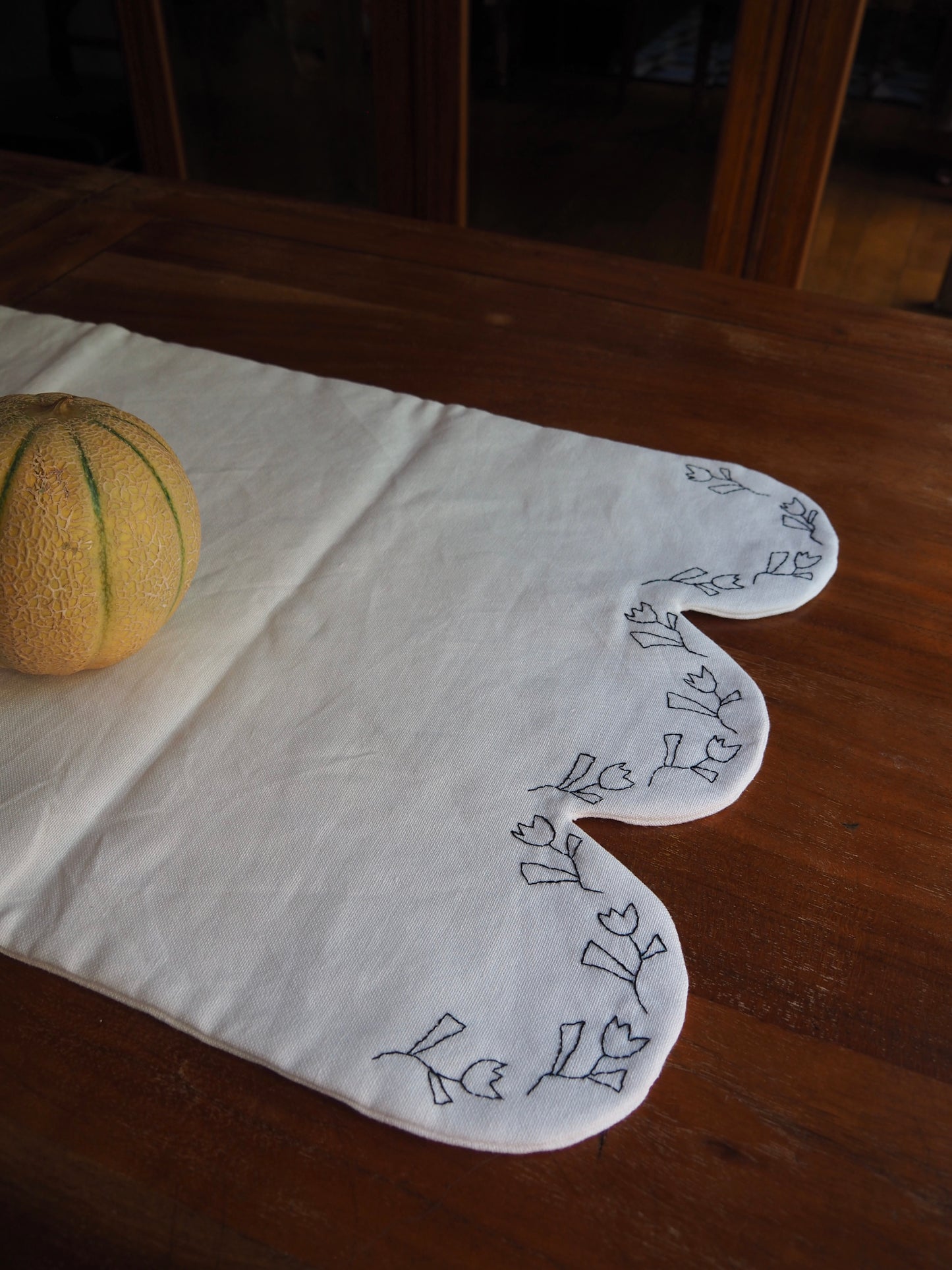 Les Vagues Fleurs Linen Table Runner