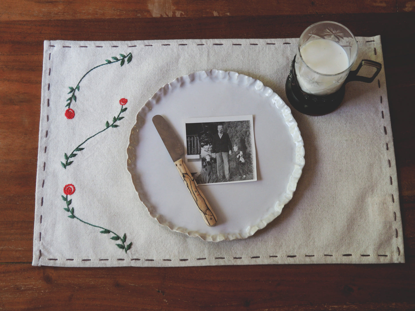 Sets de table brodés à la main avec des roses 