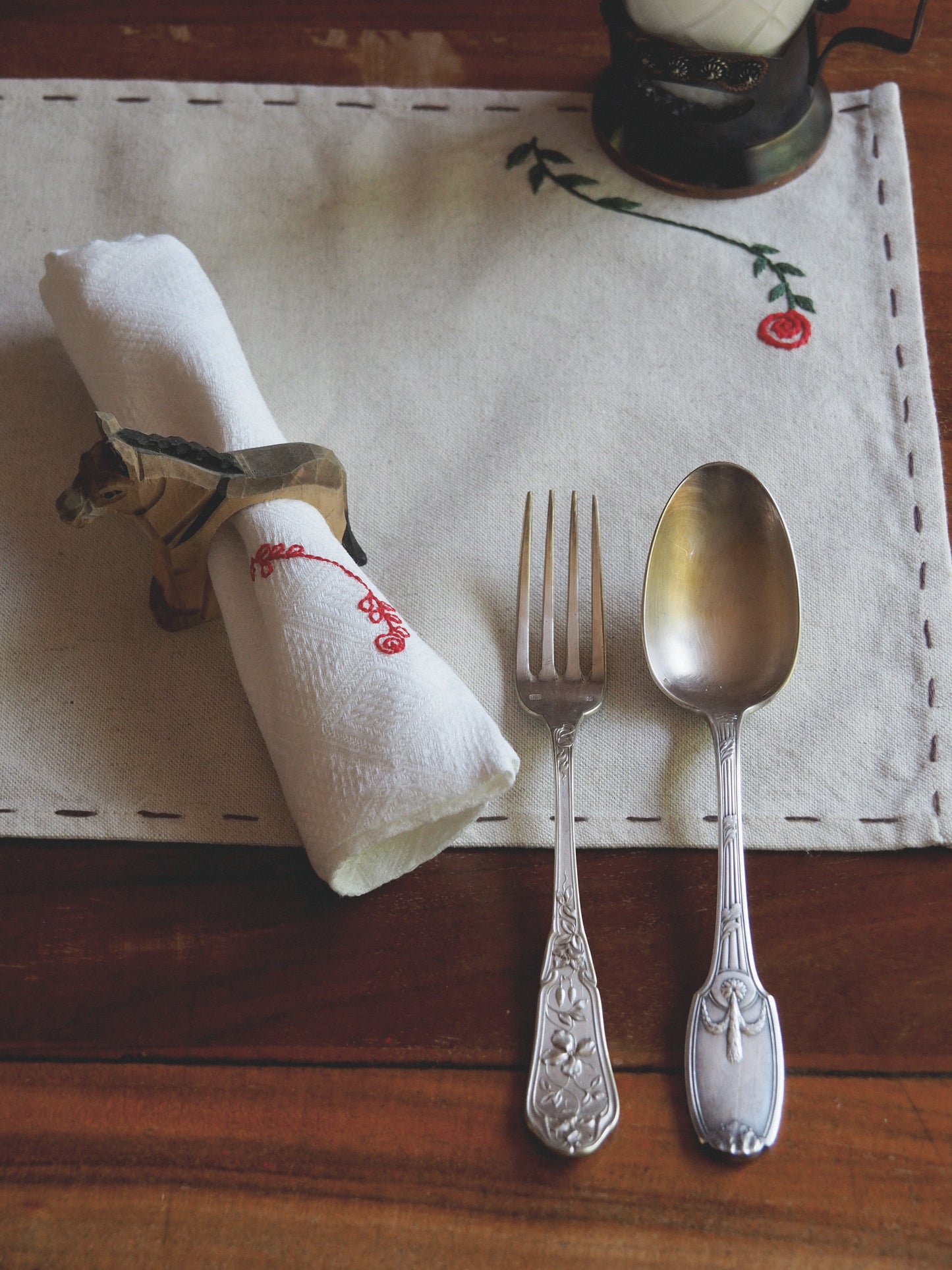Sets de table brodés à la main avec des roses 