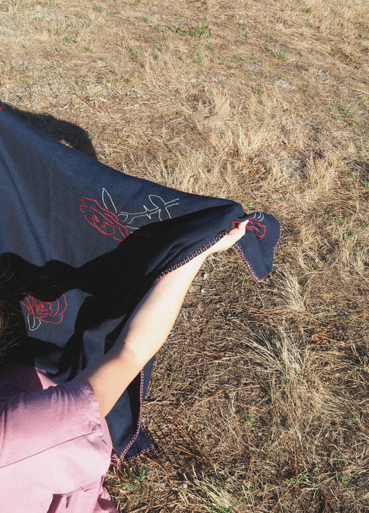 Roses de la Nuit Decorative Throw